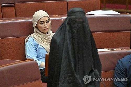 의회서 검은색 부르카 착용한 호주 상원의원 