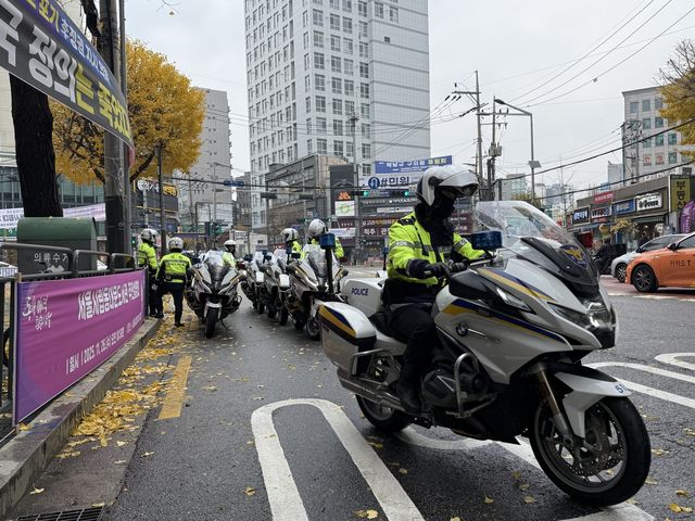 교통법규 위반 단속을 위해 출발하는 경찰 싸이카