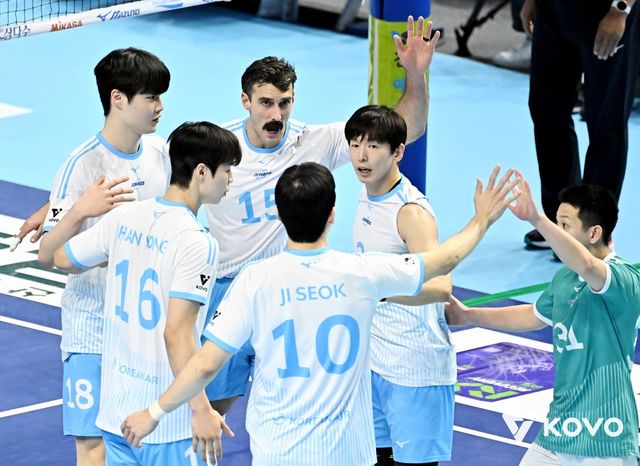 득점 후 기뻐하는 대한항공 선수들