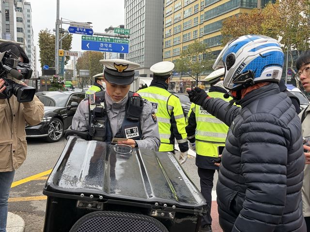 교통법규 위반 운전자의 신상정보를 묻는 경찰