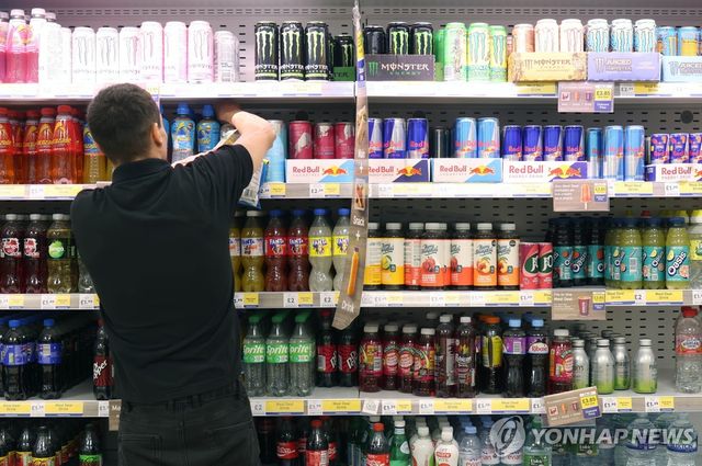 청량음료가 진열된 런던 한 슈퍼마켓