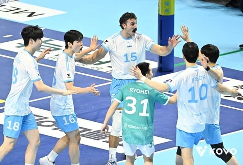 득점 후 기뻐하는 대한항공의 러셀(중앙)과 선수들