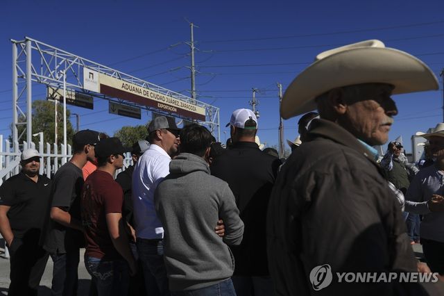 24일(현지시간) 미국 접경 지역 도로 통제하고 시위하는 멕시코 농민들