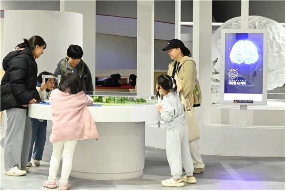 시범운영 기간 국립강원전문과학관을 찾은 가족 단위 관람객