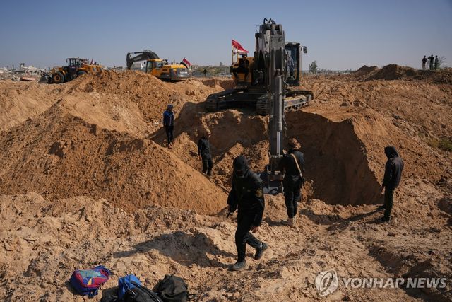 22일(현지시간) 가자지구 누세이라트 지역 인질 시신 수색 작업