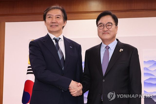 우원식 의장과 악수하는 조국 대표