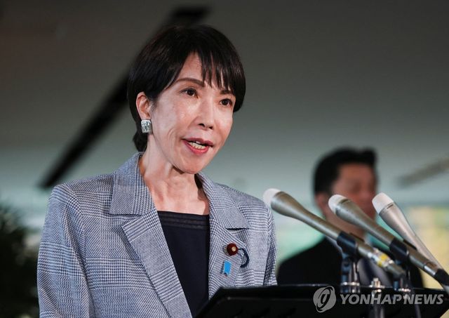 총리 관저에서 취재진과 만난 다카이치 총리