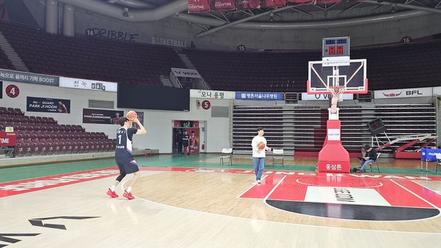 정관장과의 연습경기에서 진 뒤 홀로 남아 슛연습을 하는 이현중