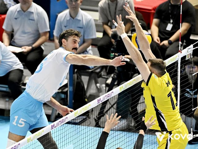 공격하는 대한항공의 러셀(왼쪽)