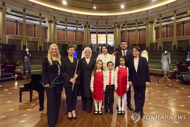 김혜경 여사, 에미네 튀르키예 여사와 국민도서관 방문