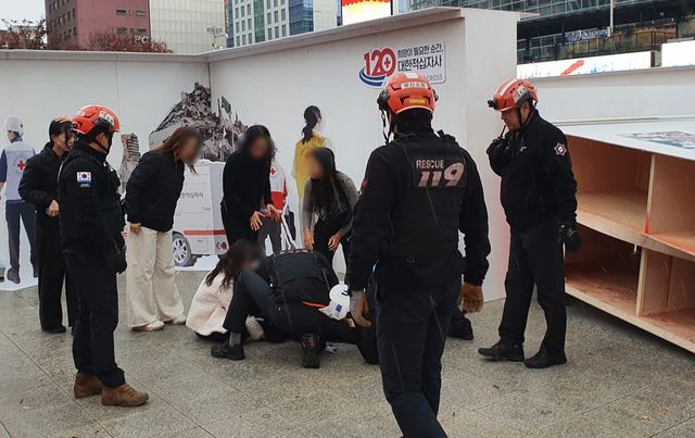 부산역 광장서 홍보 구조물이 20대 행인 덮쳐