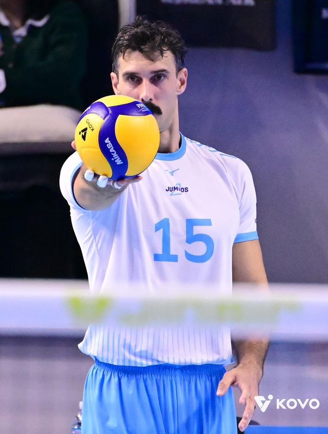 서브 준비하는 대한항공의 러셀