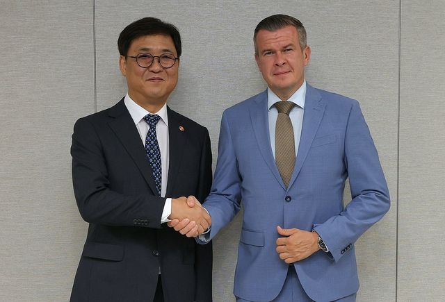 최휘영 문체부 장관, 세계도핑방지기구 회장과 면담