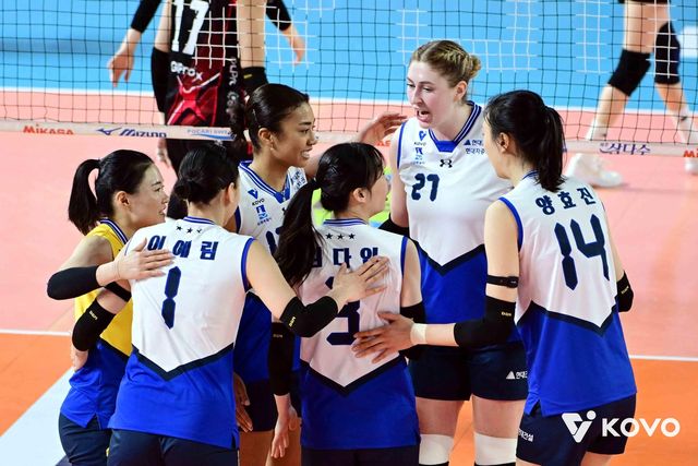 득점 후 기뻐하는 현대건설 선수들