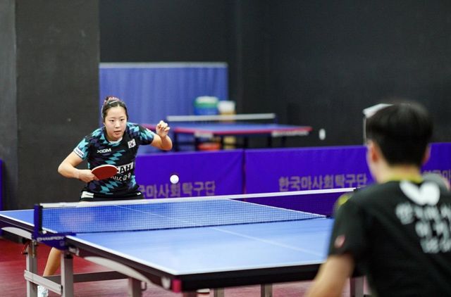 훈련하는 신유빈(왼쪽)