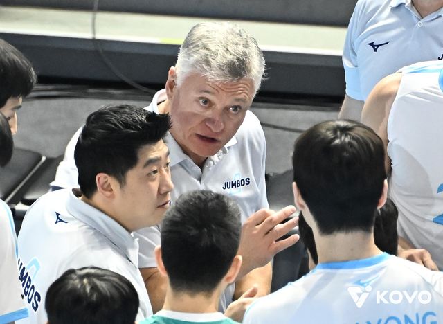 작전 지시하는 헤난 대한항공 감독(뒤쪽 중앙)