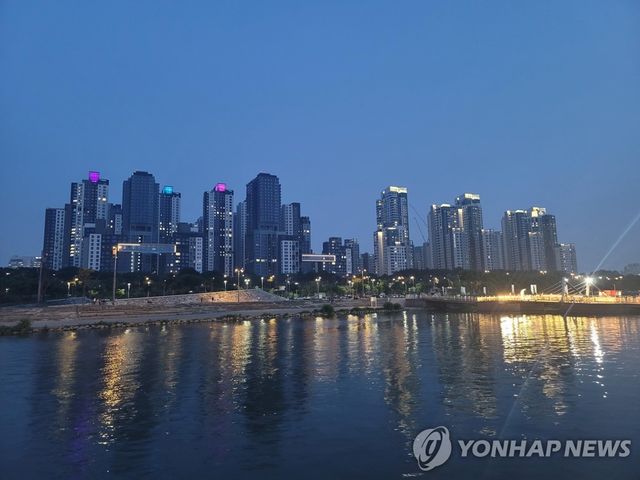 반포 '대장주' 아파트는 어디일까? 좌측은 래미안 원베일리, 우측은 아크로리버파크.