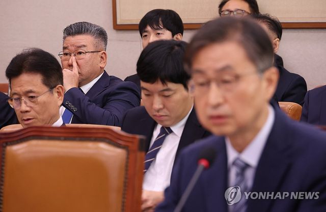 최재해 감사원장 답변 듣는 유병호 감사위원