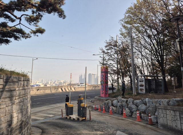 앞산 숲속 책 쉼터 진입로