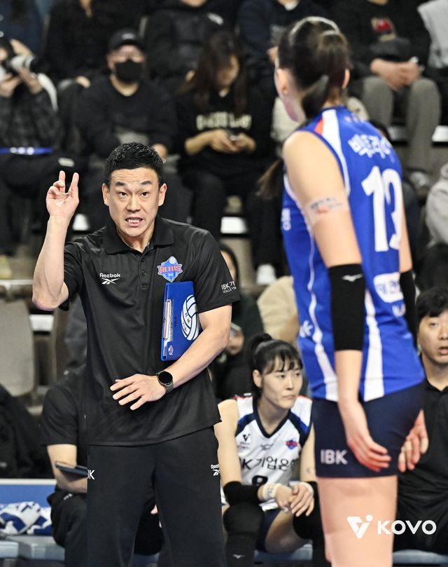 작전 지시하는 여오현 IBK기업은행 감독대행