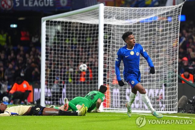 골 넣고 세리머니 펼치러 달려가는 이스테방