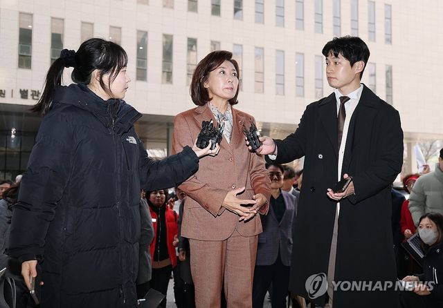 취재진 질문에 답하는 나경원 의원