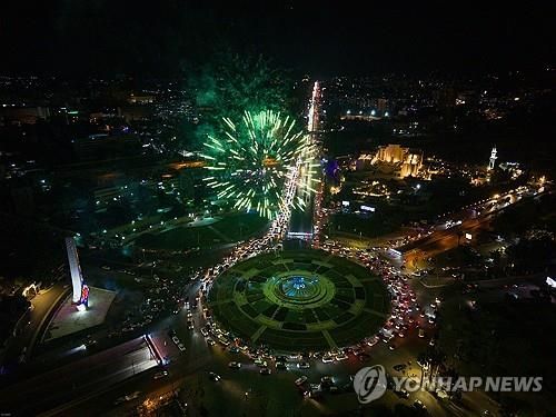 미 제재 해제 축하하는 시리아 다마스쿠스