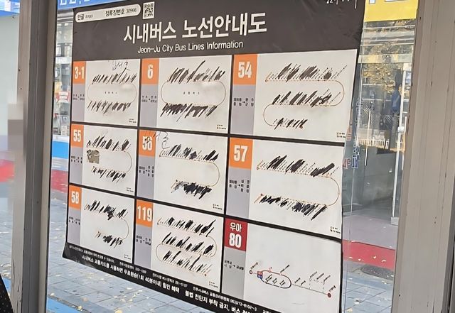 훼손된 전주 안골 버스정류장 노선도
