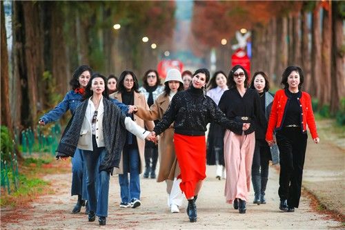 시니어 모델 된 예산 신중년 여성들