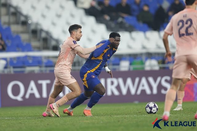 볼을 다투는 말컹