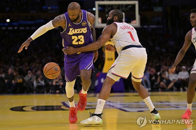 하든(오른쪽)에게서 파울 얻어내는 르브론 제임스