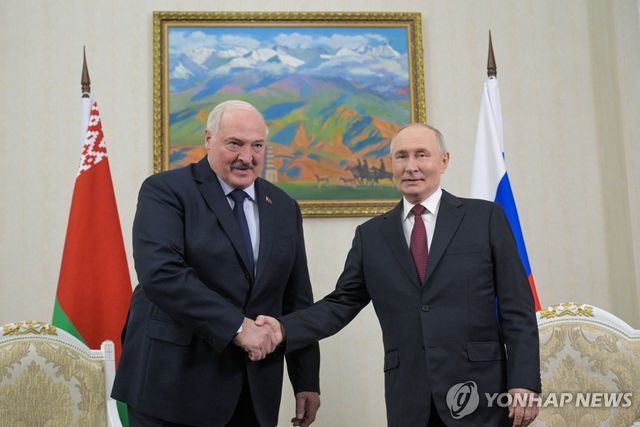 키르기스스탄에서 만난 블라디미르 푸틴 러시아 대통령과 알렉산드르 루카셴코 벨라루스 대통령