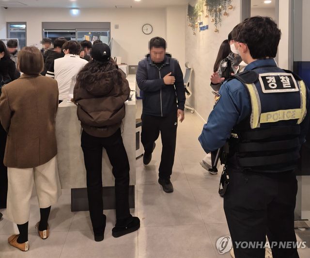 폐업 예고에 해당 치과를 찾아온 고객들