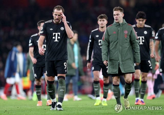 패배에 아쉬워하는 해리 케인(왼쪽)과 김민재(오른쪽) 등 바이에른 뮌헨 선수들