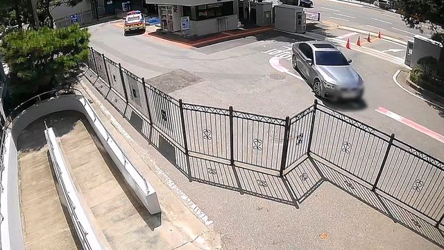 경찰서로 들어오는 음주차량 