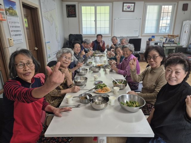 점심 제공 사업에 참여한 주민들