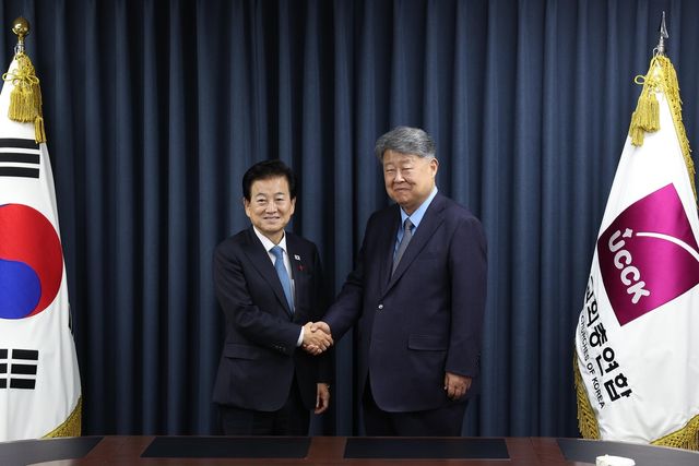 정동영 통일부 장관(왼쪽), 김종혁 한국교회총연합 대표회장 예방
