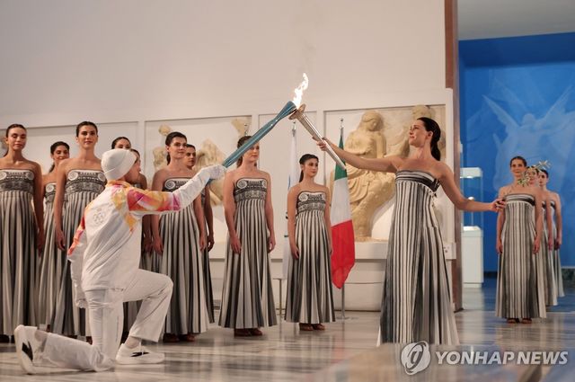 대사제 역할 맡은 그리스 배우 메리 미나에게서 성화 전달 받는 첫 주자 페트로스 가이다지스[로이터=연합뉴스]