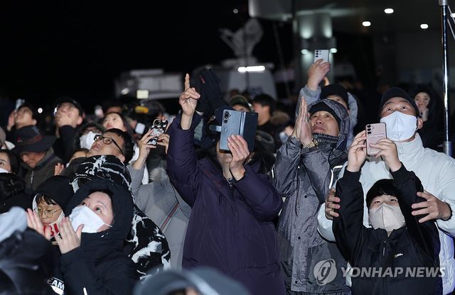 우주로 향하는 누리호 지켜보는 관람객들