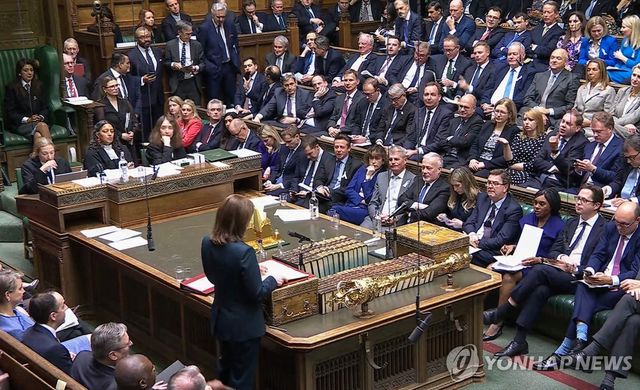 의회에서 예산안 발표 연설 하는 재무장관