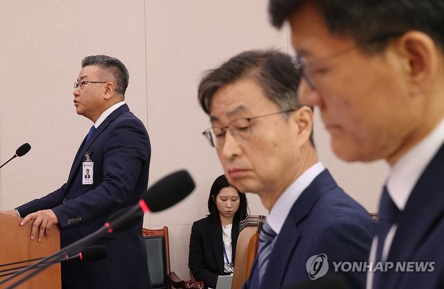 질의 듣는 유병호 감사위원