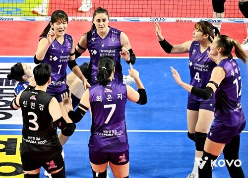 득점 후 기뻐하는 흥국생명 선수들