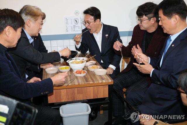 떡볶이 먹는 김민석 국무총리