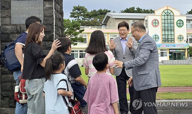서울서 온 4명 형제자매 유학생 "반갑다 반가워"
