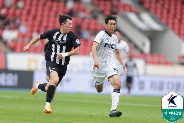 성남과 이랜드의 경기 장면