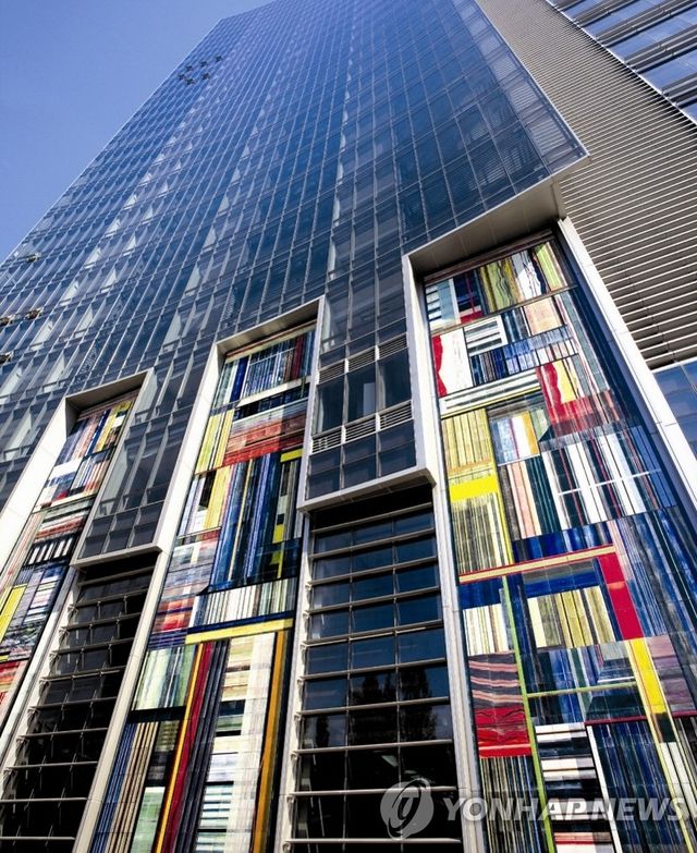 신상호의 도자 외벽 작품이 설치된 콘코디언 빌딩(전 금호아시아나 사옥)