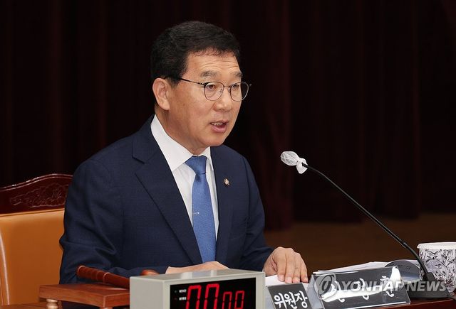 발언하는 신정훈 위원장