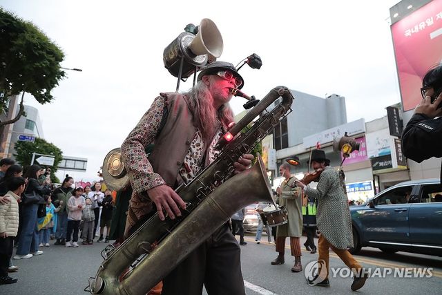 지난 5월 춘천세계인형극제 개막 퍼레이드