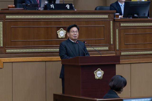 마포구의회에서 시정연설 하는 박강수 구청장