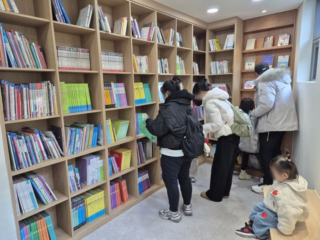 숲속 책 쉼터 관리동에 설치된 도서관